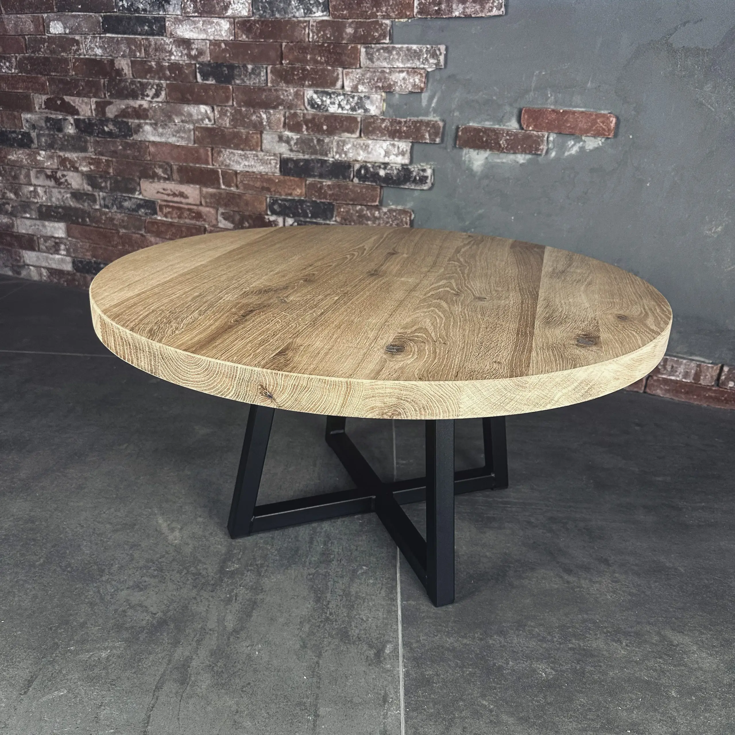 Eikenhouten salontafel rond met stalen 4-poot