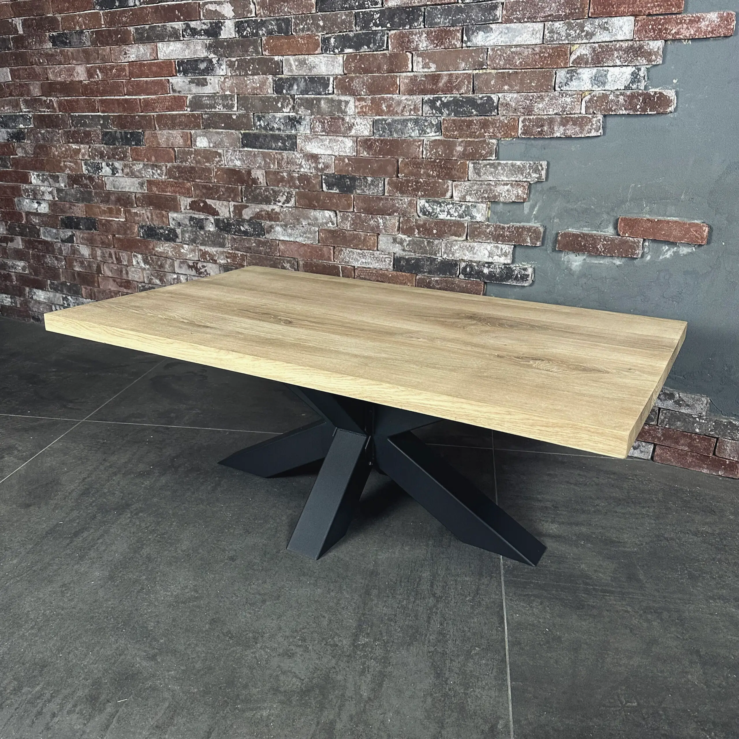 Eikenhouten salontafel met een Matrix poot